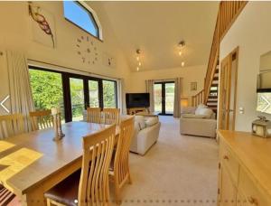 TV a/nebo společenská místnost v ubytování Sealladh Mor-Cottage in Lamlash, Arran