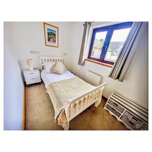 Postel nebo postele na pokoji v ubytování Sealladh Mor-Cottage in Lamlash, Arran