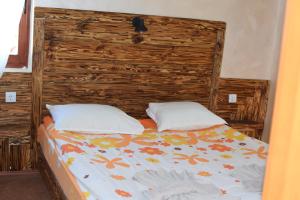 En eller flere senge i et værelse på Villa Pamporovo + 3 billeder