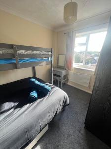 Voodi või voodid majutusasutuse Spacious 3 Bed home situated in a beautiful area - SLEEPS 8 toas