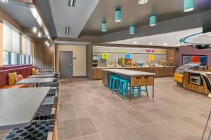 a fast food restaurant with tables and a cafeteria at Tru By Hilton Goodlettsville Nashville in Goodlettsville