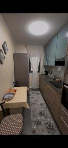 a small kitchen with a table and a chair at Cabana 5 Banuti in Statiunea Borsa