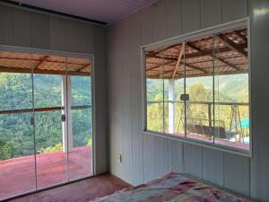Habitación con 2 ventanas y vistas a la montaña. en CHÁCARA DOMINGOS MARTINS - SANTO GRAAL - Montanhas, Corredeiras, Piscina, Natureza e Paz, en Domingos Martins 88 fotos más