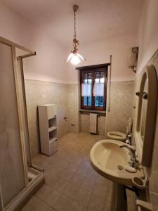 un baño con lavabo y ducha en Appartamento LP, en Sora