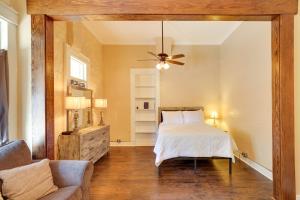 Ένα ή περισσότερα κρεβάτια σε δωμάτιο στο Shop, Dine and Unwind Dtwn Marshall Studio!