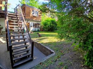 una escalera que conduce a una casa con un perro en Alquilo casa en Villa Gesell por temporada, en Villa Gesell