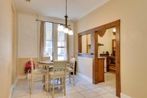 Η κουζίνα ή μικρή κουζίνα στο Shop, Dine and Unwind Dtwn Marshall Studio!