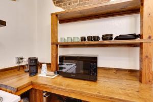 Φωτογραφία από το άλμπουμ του Shop, Dine and Unwind Dtwn Marshall Studio! σε Marshall