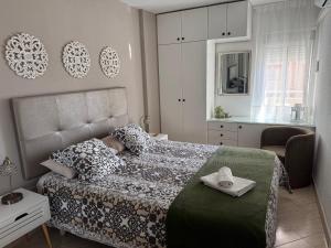een slaapkamer met een bed met een groen dekbed bij Apartments Benalmadena in Benalmádena +44 foto's