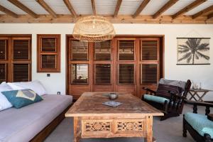 een woonkamer met een bank en een tafel bij Villa Tanamera in Grand-Bourg +27 foto's