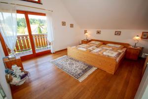 MokronogにあるVilla Katarinaの広いベッドルーム(ベッド1台、バルコニー付)