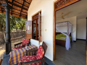 una stanza con veranda con un letto e uno specchio di kuda Bay Surf Hostel ad Arugam Altre 88 foto