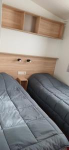 Un dormitorio con dos camas en una habitación. en Le panoramique, en Saillagouse