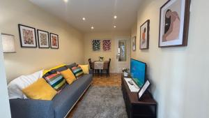 een woonkamer met een bank en een tafel bij Apartamento Playa de Gijon in Gijón