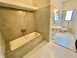 Koupelna v ubytování Hotel SP Majestic + 24 fotografií