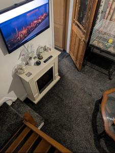 TV a/nebo společenská místnost v ubytování Leicester City Center Two single beds in one room Shared bathroom, lounge & kitchen