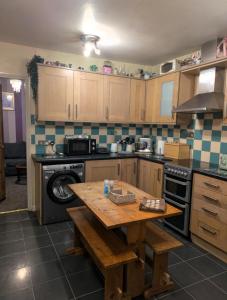 Kuchyň nebo kuchyňský kout v ubytování Leicester City Center Two single beds in one room Shared bathroom, lounge & kitchen