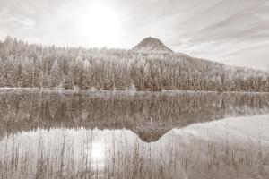 een weerspiegeling van een berg in een meer bij das Alpenblick & Outdoor Lodge Nauders in Nauders
