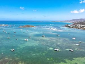 eine Luftaufnahme eines Hafens mit Booten im Wasser in der Unterkunft Villa La Note Bleue in Cul de Sac