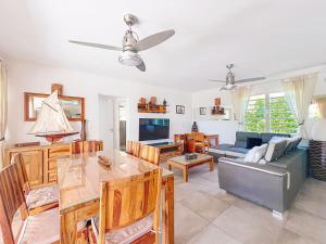 ein Wohnzimmer mit Sofa und Tisch in der Unterkunft Villa La Note Bleue in Cul de Sac + 23 Fotos