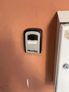 a black and white socket on the side of a wall at The City of Dreams in Grevena