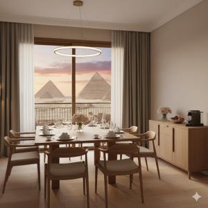 uma sala de jantar com mesa, cadeiras e pirâmides em Tranquil Suite in Prime Pyramids Cairo em Cairo