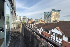 un balcon avec vue sur une ville dans l'établissement Charming Central Studio with Balcony in Birmingham, à Birmingham