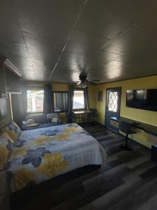 Ένα ή περισσότερα κρεβάτια σε δωμάτιο στο PNW Studio Getaway for Couples with Hot Tub