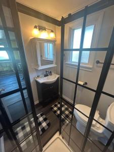 Ένα μπάνιο στο PNW Studio Getaway for Couples with Hot Tub