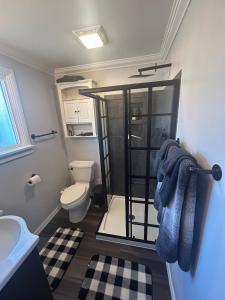 Ένα μπάνιο στο PNW Studio Getaway for Couples with Hot Tub