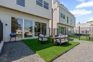 a patio with a table and chairs and a grill at The Diamanti 3BD In the Heart of Dallas in Dallas