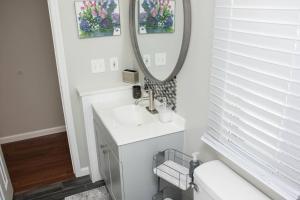 een badkamer met een wastafel en een spiegel bij Lake Daze Landing in Greer +35 foto's