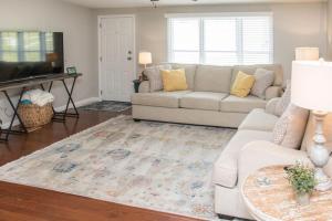 een woonkamer met een bank en een tv bij Lake Daze Landing in Greer