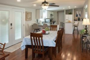 een eetkamer en keuken met een tafel en stoelen bij Lake Daze Landing in Greer