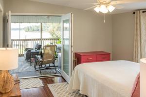 een slaapkamer met een bed en uitzicht op een balkon bij Lake Daze Landing in Greer