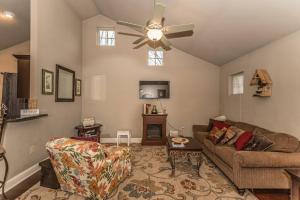 un soggiorno con un divano e un ventilatore a soffitto di Modern Family Vacation Home a Boiling Springs