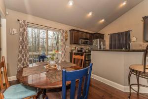 una cucina e una sala da pranzo con un tavolo di legno di Modern Family Vacation Home a Boiling Springs