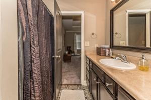 un bagno con lavandino e specchio di Modern Family Vacation Home a Boiling Springs Altre 28 foto