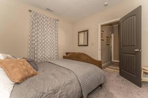 una camera da letto con un letto e una grande finestra di Modern Family Vacation Home a Boiling Springs