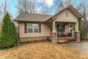 una piccola casa con portico e vialetto di Modern Family Vacation Home a Boiling Springs