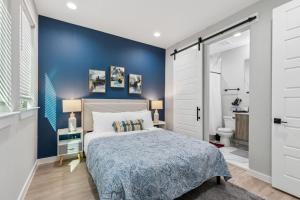 a bedroom with a bed and a blue wall at The Euclase 2BD TownHouse in the heart of FortWorth in Fort Worth