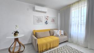 a living room with a couch and a table at Frente Mar Bessa João Pessoa in João Pessoa +29 photos