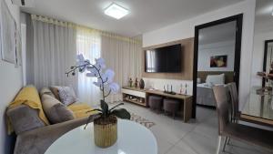 a living room with a couch and a table at Frente Mar Bessa João Pessoa in João Pessoa