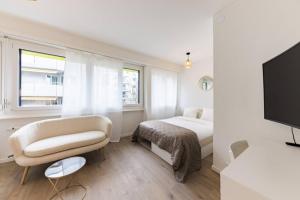 The Mini Minimalist Free Parking في Pully: غرفة فندق مع سرير وتلفزيون