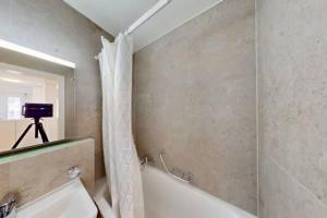 Ένα μπάνιο στο Spacious Minimalist Prilly 2BR Free Parking