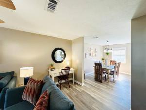ein Wohn- und Esszimmer mit einer Couch und einem Tisch in der Unterkunft Eastgate 18B beautiful townhouse in Hammond