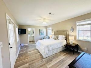 ein Schlafzimmer mit einem weißen Bett und einem Deckenventilator in der Unterkunft Eastgate 18B beautiful townhouse in Hammond