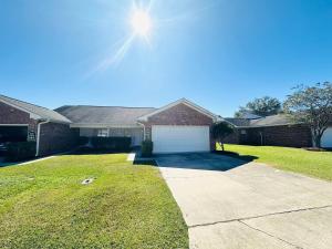 ein Haus mit Garage im Hof in der Unterkunft Eastgate 18B beautiful townhouse in Hammond