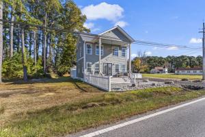 een klein huis aan de kant van de weg bij St Georges Getaway w firepit in Abbeyville