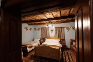 Postel nebo postele na pokoji v ubytování Șura lu' Aurel